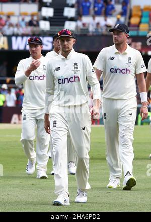 Der englische Kapitän Joe Root ( Center ) geht mit seinem Team nach der Niederlage am vierten Tag des ersten Ashes-Tests in Gabba, Brisbane, los. Stockfoto