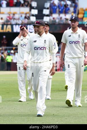 Der englische Kapitän Joe Root ( Center ) geht mit seinem Team nach der Niederlage am vierten Tag des ersten Ashes-Tests in Gabba, Brisbane, los. Stockfoto