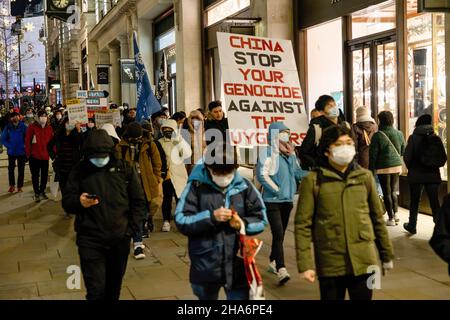 Während der Kundgebung werden Demonstranten mit einem großen Plakat mit der Aufschrift „China stoppt euren Völkermord an Uiguren“ gesehen. Verschiedene Gemeinden gegen die Kommunistische Partei Chinas (gegen die KPCh) in London versammelten sich am Piccadilly Circus und marschierten später zur Downing Street 10. Hongkong, Tibeter und Uiguren kamen zusammen, um die Versuche der KPCh zu verurteilen, abweichende Stimmen zu unterdrücken. Die Demonstranten forderten auch die westliche Welt auf, die Olympischen Winterspiele 2022 in Peking als Reaktion auf die Unterdrückung der Menschenrechte in China zu boykottieren. (Foto von Hesther Ng/SOPA Images/Sipa USA) Stockfoto