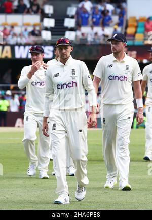 Der englische Kapitän Joe Root ( Center ) geht mit seinem Team nach der Niederlage am vierten Tag des ersten Ashes-Tests in Gabba, Brisbane, los. Stockfoto