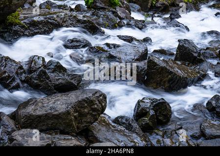 Majestätischer Wasserfall und Bergfluss . Hochwertige Fotos Stockfoto