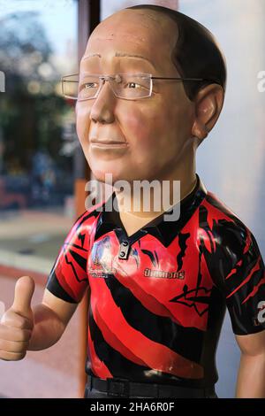 Eine Statue eines thailändisch-chinesischen Mannes, der vor einer Waffenhandlung im Gebiet Samyot in Bangkok, Thailand, den Daumen hoch zeigt, wobei Samyot die Heimat zahlreicher Waffengeschäfte ist Stockfoto