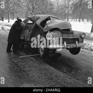 Warszawa, 1969-12. Rozbite Auto, efekt zimowej kolizji na ulicach stolicy. kw PAP/Mariusz Szyperko Dok³adny dzieñ wydarzenia nieustalony. Warschau, Dezember 1969. Ein beschädigtes Auto, die Auswirkungen eines Winterunfalls auf einer Warschauer Straße. kw PAP/Adam Urbanek Stockfoto