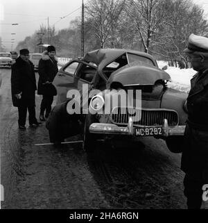 Warszawa, 1969-12. Rozbite Auto, efekt zimowej kolizji na ulicach stolicy. kw PAP/Mariusz Szyperko Dok³adny dzieñ wydarzenia nieustalony. Warschau, Dezember 1969. Ein beschädigtes Auto, die Auswirkungen eines Winterunfalls auf einer Warschauer Straße. kw PAP/Adam Urbanek Stockfoto