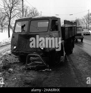 Warszawa, 1969-12. Rozbite Auto, efekt zimowej kolizji na ulicach stolicy. kw PAP/Mariusz Szyperko Dok³adny dzieñ wydarzenia nieustalony. Warschau, Dezember 1969. Ein beschädigtes Auto, die Auswirkungen eines winterlichen Zusammenstoßes auf einer Warschauer Straße. kw PAP/Mariusz Szyperko Stockfoto