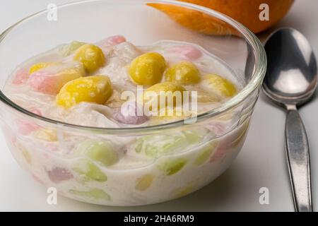 Nahaufnahme von köstlichen hausgemachten Dessert klebrigen Reisbällchen, Ginkgo Obst und Kokosfleisch in süßer Kokosmilch in transparenter Schüssel. Thailändisches Dessert, B Stockfoto