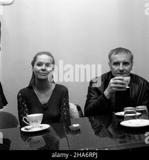 Warszawa, 1969-12. Konferenzcja prasowa poœwiêcona filmowi Bitwa o Angliê, wyœwietlanemu w ramach Tygodnia Filmów Angielskich. Udzia³ wziêli m.in. Re¿yser Lindsay Anderson, Susannah York, John Box oraz przewodnicz¹cy Zrzeszenia Producentów Filmowych Alexander Filson. Nz. Susannah York oraz Lindsay Anderson. kw PAP/Dionizy G³adysz Dok³adny dzieñ wydarzenia nieustalony. Warschau, Dezember 1969. Die Pressekonferenz widmete sich dem Film über die Schlacht von Großbritannien, der im Rahmen der Woche der britischen Filme gezeigt wurde. An der Konferenz nehmen Regisseur Lindsay Anderson, Susannah York, John Box und der Vorsitzende Teil Stockfoto