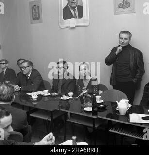 Warszawa, 1969-12. Konferenzcja prasowa poœwiêcona filmowi Bitwa o Angliê, wyœwietlanemu w ramach Tygodnia Filmów Angielskich. Udzia³ wziêli m.in. Re¿yser Lindsay Anderson, Susannah York, John Box oraz przewodnicz¹cy Zrzeszenia Producentów Filmowych Alexander Filson. NZ. m.in. John Box (2L), Alexander Filson (3L), Susannah York (5L) oraz Lindsay Anderson (6L). kw PAP/Dionizy G³adysz Dok³adny dzieñ wydarzenia nieustalony. Warschau, Dezember 1969. Die Pressekonferenz widmete sich dem Film über die Schlacht von Großbritannien, der im Rahmen der Woche der britischen Filme gezeigt wurde. Die Konferenz wird von einem Direktor besucht Stockfoto