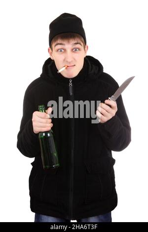 Gefährlicher Hooligan mit Messer und Zigarette und Bier auf weißem Hintergrund Stockfoto