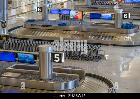 Leere Gepäckausgabe-Karussells am internationalen Flughafen Hartsfield-Jackson Atlanta in Atlanta, Georgia. (USA) Stockfoto