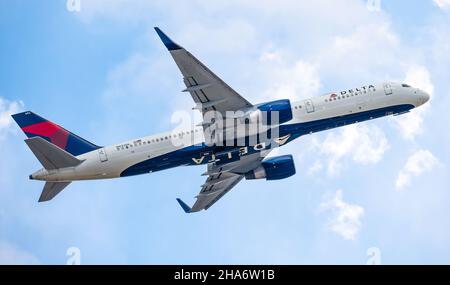 Delta Air Lines Passagierjet, eine Boeing 757-232, der vom Hartsfield-Jackson Atlanta International Airport in Atlanta, Georgia, abfliegt. (USA) Stockfoto