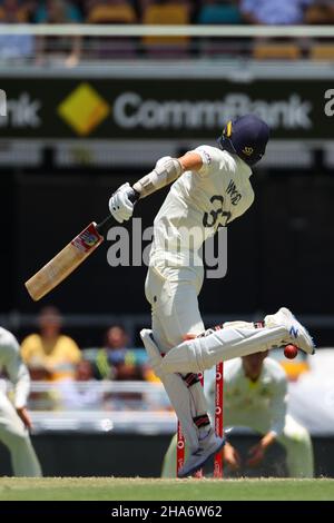 Brisbane, Großbritannien. 11th Dez 2021. Mark Wood aus England wird am 12/11/2021 in Brisbane, Großbritannien, vom Ball getroffen. (Foto von Patrick Hoelscher/News Images/Sipa USA) Quelle: SIPA USA/Alamy Live News Stockfoto