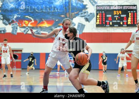 USA. Spieler, der die Grundlinie unter dem Korb entlang fährt, während er von einem Gegner streng bewacht wird. Stockfoto