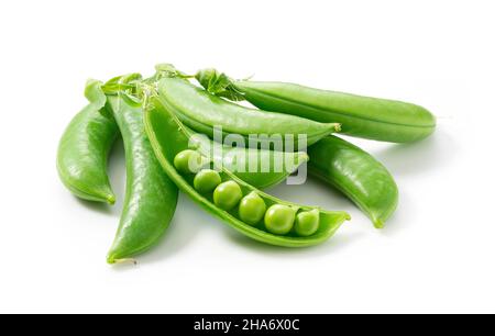 Viele Schnapperbsen auf weißem Hintergrund. Stockfoto