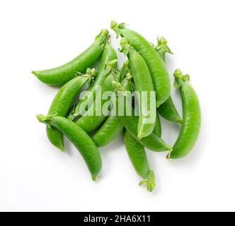 Viele Schnapperbsen auf weißem Hintergrund. Blick von oben. Stockfoto