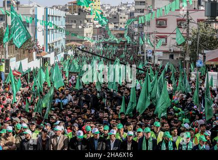 Gaza-Stadt, Gaza. 10th Dez 2021. Hamas-Anhänger werden während einer Kundgebung zum 34th. Jahrestag der Widerstandsbewegung im Flüchtlingslager Jabalia gesehen. Tausende Hamas Mitglieder und Anhänger nahmen an einer massiven Kundgebung Teil, die von der Islamischen Widerstandsbewegung „Hamas“ organisiert wurde, um den 34th. Jahrestag ihrer Gründung im Lager Jabalia für palästinensische Flüchtlinge im Norden des Gazastreifens zu feiern. (Foto von Yousef Masoud/SOPA Images/Sipa USA) Quelle: SIPA USA/Alamy Live News Stockfoto