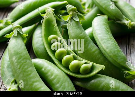 Schnapperbsen auf einem alten Holzbrett platziert. Nahaufnahme, Bild von Schnapperbsen. Stockfoto