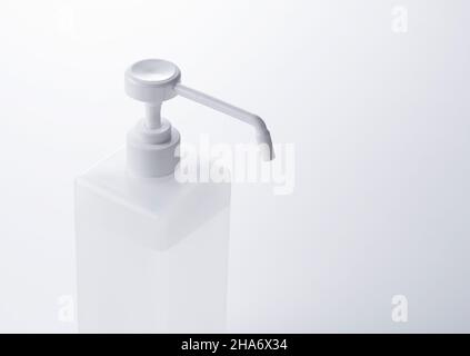 Eine Flasche alkoholdesinfizierenden Sprays auf weißem Hintergrund im Kopierbereich. Bild von Desinfektion und Hygiene. Stockfoto