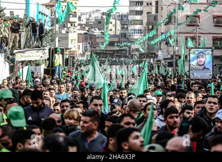 Gaza-Stadt, Gaza. 10th Dez 2021. Hamas-Anhänger werden während einer Kundgebung zum 34th. Jahrestag der Widerstandsbewegung im Flüchtlingslager Jabalia gesehen. Tausende Hamas Mitglieder und Anhänger nahmen an einer massiven Kundgebung Teil, die von der Islamischen Widerstandsbewegung „Hamas“ organisiert wurde, um den 34th. Jahrestag ihrer Gründung im Lager Jabalia für palästinensische Flüchtlinge im Norden des Gazastreifens zu feiern. (Foto von Yousef Masoud/SOPA Images/Sipa USA) Quelle: SIPA USA/Alamy Live News Stockfoto