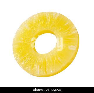 Ananasscheiben auf weißem Hintergrund. Inhalt einer Dose Ananas. Stockfoto