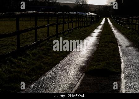 Straße zum Fluss und Ställe, Wald von Dean. VEREINIGTES KÖNIGREICH Stockfoto