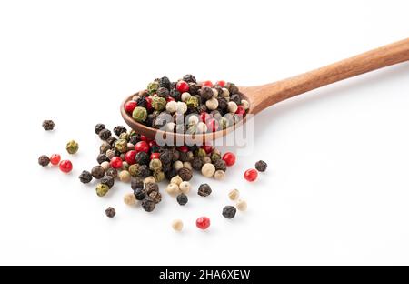 Pfeffer in einem Holzlöffel mischen. Schwarze, rote, weiße und grüne Pfefferkörner auf weißem Hintergrund. Nahaufnahme Stockfoto