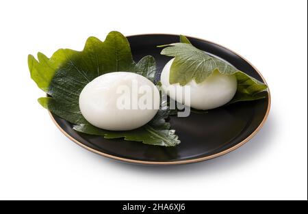 Kashiwa-mochi Reiskuchen auf weißem Hintergrund. Kashiwa Mochi ist eine japanische Süßwarenfabrik. Stockfoto