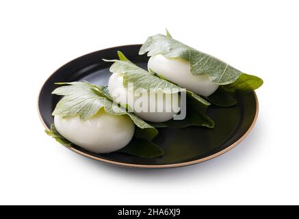 Kashiwa-mochi Reiskuchen auf weißem Hintergrund. Kashiwa Mochi ist eine japanische Süßwarenfabrik. Stockfoto