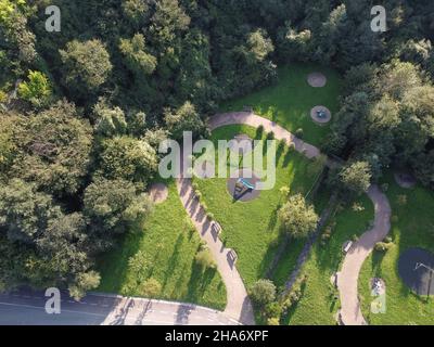 Eine Luftaufnahme eines großen Fleckens von frisch geschnittenem, gesundem, grünem Gras. Stockfoto