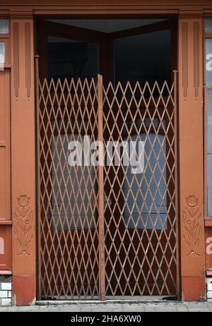 Erfurt, Deutschland. 08th Dez 2021. Die Scheren-Bar-Tür schließt den Eingang zu einem ehemaligen Laden. Viele Gemeinden in Thüringen kämpfen gegen den Tod von Geschäften in den Innenstädten. Sieben thüringische Städte wurden bereits in das Bundesprogramm "Nachhaltige Innenstädte und Zentren" aufgenommen. Quelle: Martin Schutt/dpa-Zentralbild/dpa/Alamy Live News Stockfoto