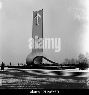 Dêblin, 1969-11-29. Uroczystoœci z okazji XXV lecia ponownego otwarcia Wy¿szej Oficerskiej Szko³y Lotniczej w Dêblinie oraz nadania jej imienia Janka Krasickiego, po³¹czone z ods³oniêciem pomnika absolwentów szko³y poleg³ych w czasie II wojny œwiatowej. mb PAP/Mariusz Szyperko Deblin, 29. November 1969. Die Feierlichkeiten anlässlich des 25th. Jahrestages der Wiedereröffnung des Oberoffizier-Pilotkollegs in Deblin und der Namensgebung nach Janek Krasicki, begleitet von der Enthüllung eines Denkmals der Absolventen des Kollegs, die während des Zweiten Weltkriegs getötet wurden. mb PAP/Mariusz Szyperko Stockfoto