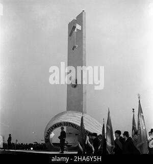 Dêblin, 1969-11-29. Uroczystoœci z okazji XXV lecia ponownego otwarcia Wy¿szej Oficerskiej Szko³y Lotniczej w Dêblinie oraz nadania jej imienia Janka Krasickiego, po³¹czone z ods³oniêciem pomnika absolwentów szko³y poleg³ych w czasie II wojny œwiatowej. mb PAP/Mariusz Szyperko Deblin, 29. November 1969. Die Feierlichkeiten anlässlich des 25th. Jahrestages der Wiedereröffnung des High Officer Pilot College in Deblin und der Namensgebung nach Janek Krasicki, begleitet von der Enthüllung eines Denkmals der Absolventen des College, die während des Zweiten Weltkriegs getötet wurden . mb PAP/Mariusz Szyperko Stockfoto