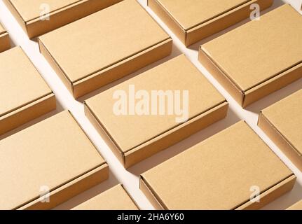 Kartons auf beigefarbenem Hintergrund. Versandkonzept Stockfoto