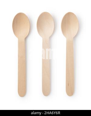 Ein einfacher Einweglöffel aus Holz auf weißem Hintergrund. Blick von direkt oben. Stockfoto