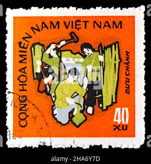 MOSKAU, RUSSLAND - 4. NOVEMBER 2021: Briefmarke gedruckt in Vietcong, Nationale Befreiungsfront, zeigt Industriearbeiter, 2nd. Jahrestag der Republik Stockfoto
