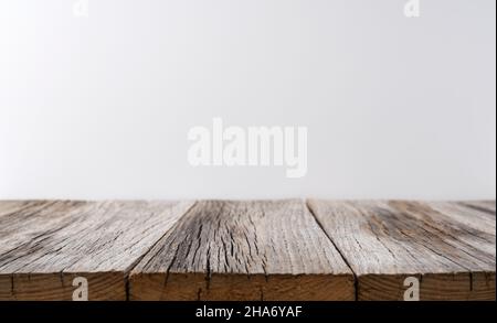 Alte Holzbretter auf weißem Hintergrund. Holzfußboden. Holzbühne. Stockfoto