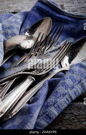 Silberfarben mit Wassertropfen auf einem Geschirrtuch Stockfoto