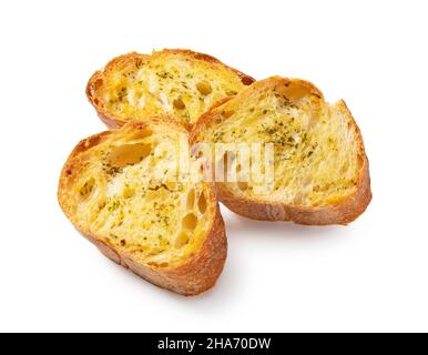 Gebackenes Brot in Scheiben mit Knoblauch und Kräutern auf weißem Hintergrund Stockfoto