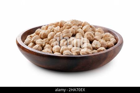 Getrocknete Kichererbsen in einer Holzschale auf weißem Hintergrund. Stockfoto