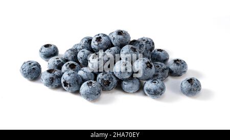 Viele Blaubeeren mit Wassertropfen auf weißem Hintergrund. Stockfoto