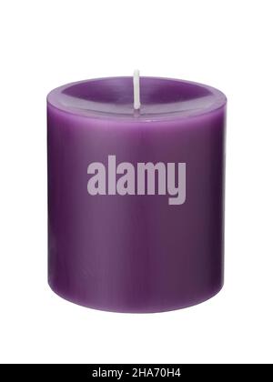 Eine einzelne violette Kerze auf weißem Hintergrund Stockfoto