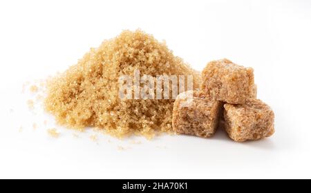 Braunes Rohrzuckerpulver und braune Zuckerwürfel auf weißem Hintergrund. Stockfoto