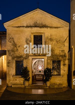 Sant’Anna della Rocca oder die Kirche Madonna della Porta in Sirmione, Italien bei Nacht Stockfoto