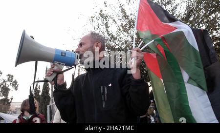 Jerusalem, Israel. 10th Dez 2021. Ein Palästinenser ruft mit einem Bullhorn Parolen, während israelische linke Aktivisten und Palästinenser am 10. Dezember 2021 in Jerusalem, Israel, an einer Demonstration gegen israelische Besatzung und Siedlungsaktivitäten im Stadtteil Sheikh Jarrah teilnehmen. Das palästinensische Viertel Sheikh Jarrah ist derzeit das Zentrum einer Reihe von Eigentumsstreitigkeiten zwischen Palästinensern und rechtsgerichteten jüdischen Israelis. Einige Häuser wurden nach einem Gerichtsurteil von israelischen Siedlern besetzt. Kredit: Eddie Gerald/Alamy Live Nachrichten Stockfoto