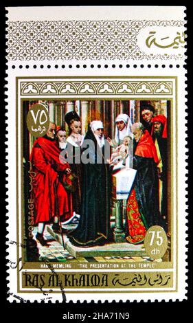 MOSKAU, RUSSLAND - 4. NOVEMBER 2021: Briefmarke gedruckt in Ras Al Khaimah zeigt Präsentation im Tempel; von Hans Memling (1433-1494), das Leben von Stockfoto