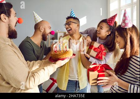 Lächelnde, vielfältige Menschen gratulieren dem Freund zum Geburtstag Stockfoto