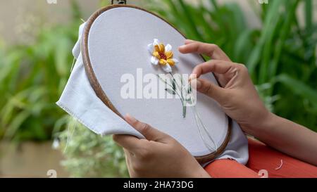 Handgestrickten Blumen für Frauen, entspannende und kreative Kunst für einen gesunden Lebensstil. Stockfoto