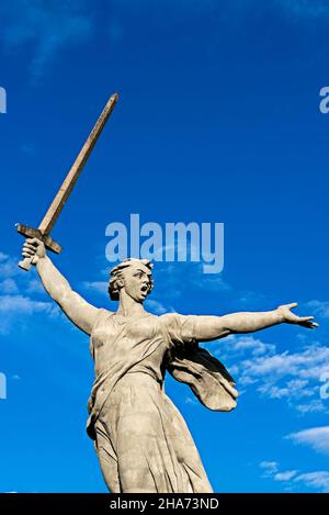 Wolgograd, Russland - 05. Juni 2021: Das Vaterland ruft. Denkmal am 05. Juni 2021 in Wolgograd, Russland. Das monumentale Denkmal wurde 19 errichtet Stockfoto