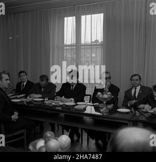 Rzeszów, 1969-11-28. Grupa dziennikarzy radzieckich w dniach 27 listopada - 4 grudnia przebywa³a na RzeszowszyŸnie, wziê³a udzia³ w uroczystoœciach XXV lecia istnienia rzeszowskiego Towarzystwa PrzyjaŸni Polsko - Radzieckiej (TPPR). W dniu 28 listopada, w siedzibie Komitetu Wojewódzkiego Polskiej Zjednoczonej Partii Robotniczej (KW PZPR) w Rzeszowie, goœcie spotkali siê z tamtejszymi w³adzami partyjnymi. NZ. Dziennikarze radzieccy. mb PAP/Andrzej £okaj Rzeszow, 28. November 1969. Eine Gruppe sowjetischer Journalisten, die zwischen November 27 und Dezember 4 auf einer Tour durch die Region Rzeszow an Zeremonien teilnahmen Stockfoto