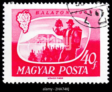 MOSKAU, RUSSLAND - 8. NOVEMBER 2021: In Ungarn gedruckte Briefmarke zeigt Winzer und Plattensee, Serie, um 1959 Stockfoto